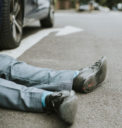 image d'illustration d'accident de la route, une personne est allongée au sol